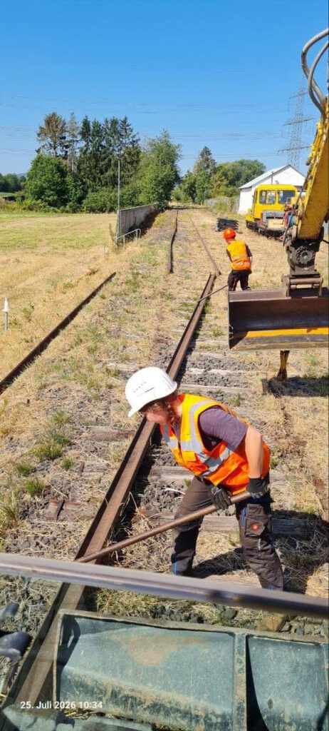 Schienen werden zum Ausheben vorbereitet