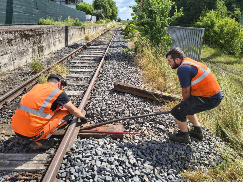 Gemeinsam kann man die Platten unter die Schiene bringen