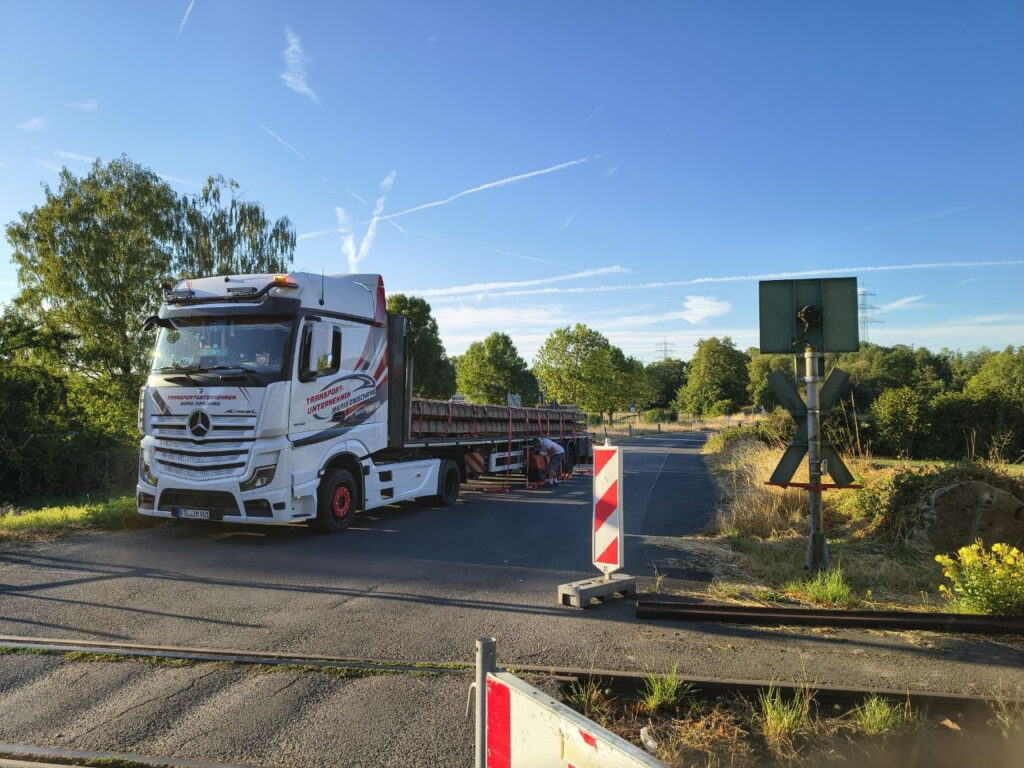 Einer von sieben: LKW mit Betonschwellen