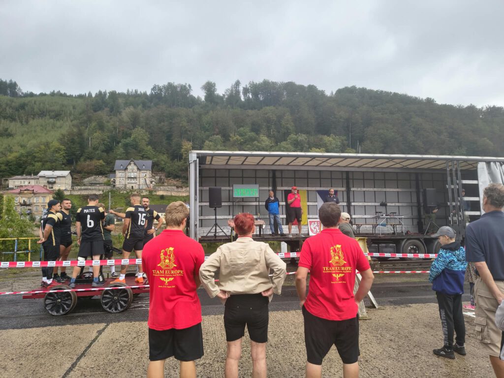 Stimmung machen für die anderen Teams - und ein wenig nach Taktiken schauen