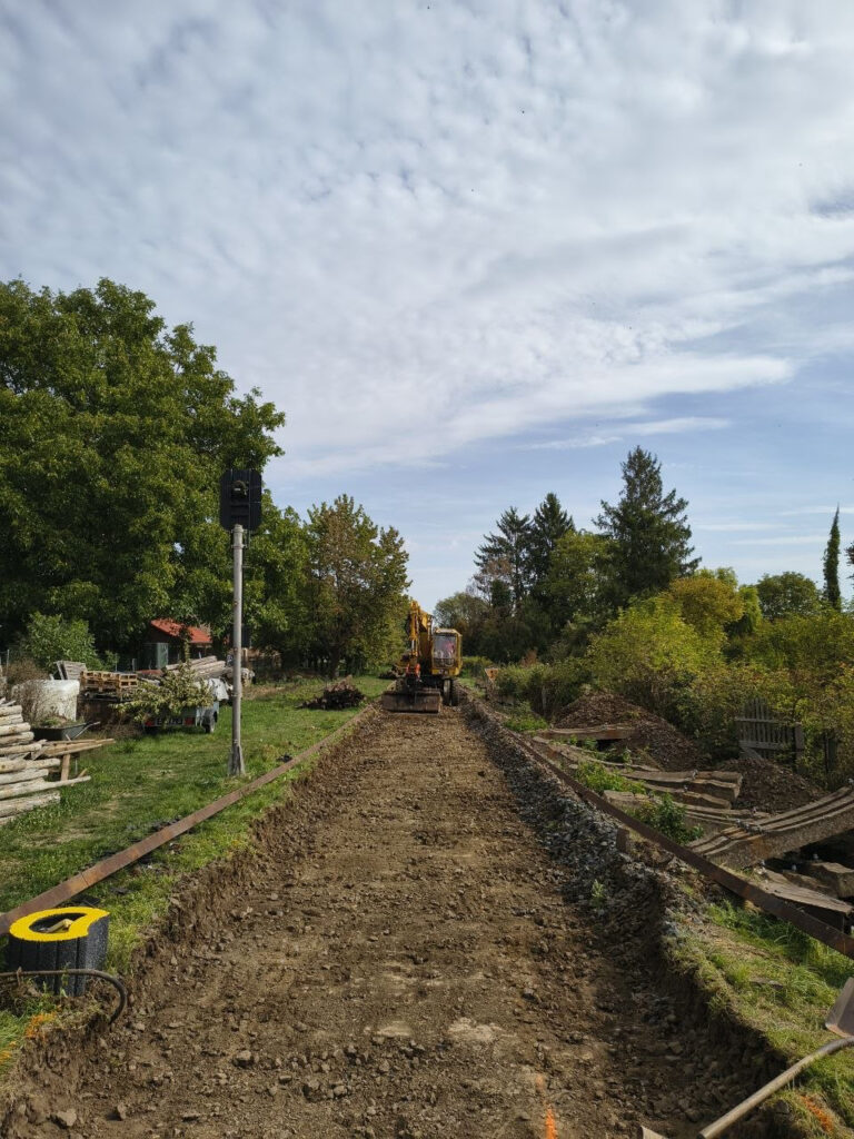 Ausgebaggerte Gleisbaustelle