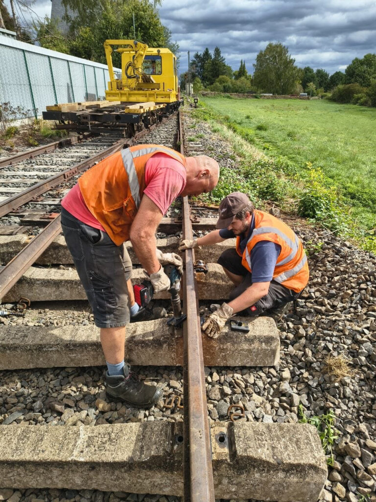Heben und verschrauben: Die Schiene wird an den neuen Schwellen befestigt