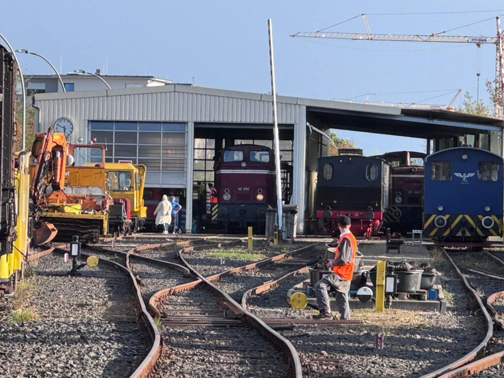 Die Vorbereitungen laufen: Fahrzeuge werden an die Stationen rangiert